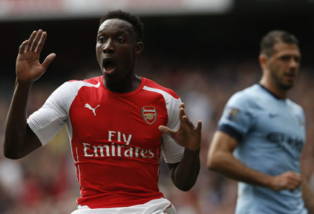 Arsenal's English striker Danny Welbeck (left) reacts after a shot at goal hit the post during the English Premier League football match between Arsenal and Manchester City at the Emirates Stadium in London on September 13, 2014. (AFP)