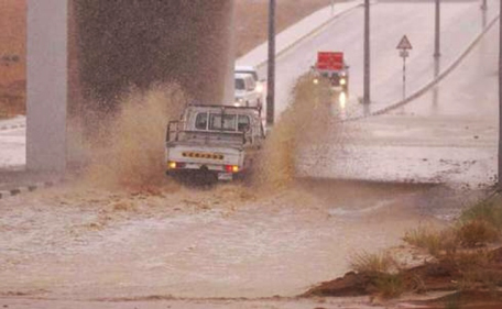 A car negotiates a wet road after the unexpected downpour yesterday. (Pic credit: www.emaratalyoum.com)