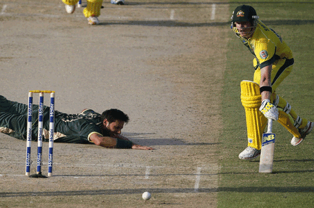 `Pakistani bowler Shahid Afridi (L) misses the ball as Australian batsman Steven Smith  lunges for the crease during the first One Day International (ODI) cricket match in Sharjah on October 7, 2014.    AFP