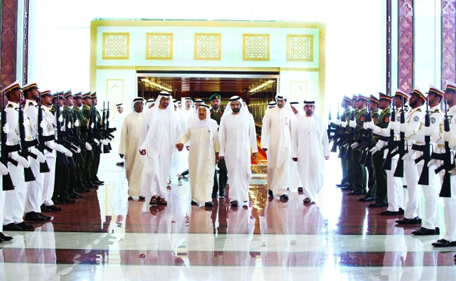 His Highness Sheikh Mohammed bin Rashid Al Maktoum, Vice-President and Prime Minister of the UAE and Ruler of Dubai, and General Sheikh Mohamed bin Zayed Al Nahyan, Crown Prince of Abu Dhabi and Deputy Supreme Commander of the UAE Armed Forces, received visiting Emir of Kuwait, Sheikh Sabah Al-Ahmad Al-Jaber Al-Sabah. Sheikh Hamdan bin Mohammed bin Rashid Al Maktoum, Crown Prince of Dubai and Chairman of Dubai Executive Council also attended the meeting. (Pic courtesy: Al Bayan)