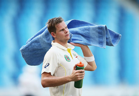 Steve Smith of Australia cools off during Day Five of the First Test between Pakistan and Australia at Dubai International Stadium on October 26, 2014 in Dubai, United Arab Emirates. (GETTY)