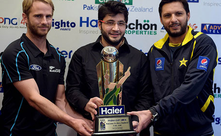 Pakistan's Twenty20 cricket captain Shahid Afridi (right) and his New Zealand counterpart Kane Williamson (with the Twenty20 series trophy in Dubai. (AFP)