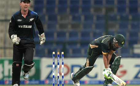 Pakistani batsman Younis Khan (right) reacts after his dismissal as New Zealand wicketkeeper Luke Ronchi looks on during the fourth one-day international between Pakistan and New Zealand at the Zayed International Cricket Stadium in Abu Dhabi on December 17, 2014. (AFP)
