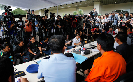 Journalists crowd during a news conference on the search and locate operation for missing AirAsia flight QZ8501, at Juanda International Airport, Surabaya December 29, 2014.  The missing AirAsia plane carrying 162 people is presumed to have crashed off the Indonesian coast, an official said on Monday, as countries in the region offered to help Jakarta in the search and recovery effort. The Indonesia AirAsia plane, an Airbus A320-200, disappeared after its pilot failed to get permission to alter course to avoid bad weather during a flight from the Indonesian city of Surabaya to Singapore on Sunday.  (REUTERS)