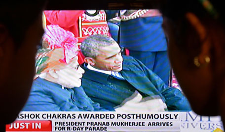 Indian viewers watch a broadcast of Indian Prime Minister Narendra Modi (L) and US President Barack Obama, as they take part in Republic Day celebrations in the nation's capital in Bangalore, on January 26, 2015. Barack Obama has become the first US president to be chief guest at India's Republic Day parade in New Delhi on January 26, a day after hailing a new era of friendship between the world's biggest democracies. (AFP)