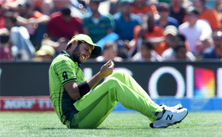 Pakistan fielder Shahid Afridi reacts after dropping a catch from a West Indies batsman during their 2015 Cricket World Cup Group B match, in Christchurch on February 21, 2015. (AFP)