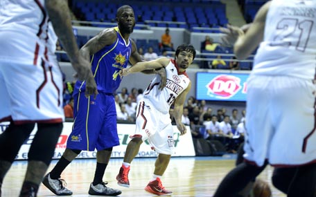 Philippine boxing hero Manny Pacquiao (centre R) of Kia is pushed by Ivcan Johnson of Talk and Text during a professional basketball game in Manila on February 25, 2015. Philippine boxing hero Manny declared himself an enemy of doping on February 25, ahead of a megabucks bout with unbeaten Floyd Mayweather, his longtime rival as the planet's best "pound-for-pound" fighter. (AFP)