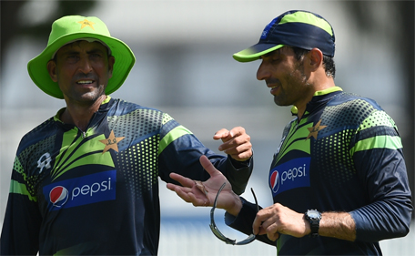 Pakistani cricketer Younis Khan (left) talks with captain Misbah-ul Haq during their training session at the Allan Border Fields ahead of the 2015 Cricket World Cup Pool B match between Pakistan and Zimbabwe in Brisbane on February 26, 2015. (AFP)