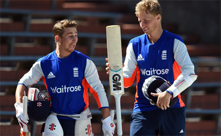 England batsmen James Taylor (left) and Joe Root walk to the nets ahead of their 2015 Cricket World Cup Group A match against Sri Lanka in Wellington on February 28, 2015. (AFP)