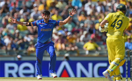 Afghanistan's Hamid Hassan (left) makes an unsuccessful appeal against Australia's Steven Smith during the 2015 Cricket World Cup Pool A match between Australia and Afghanistan in Perth on March 4, 2015. (AFP)