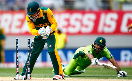 Quinton de Kock of South Africa runs out Sarfraz Ahmed of Pakistan during the 2015 ICC Cricket World Cup match between South Africa and Pakistan at Eden Park on March 7, 2015 in Auckland, New Zealand. (Getty Images)