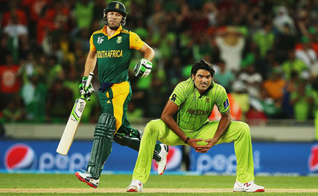 Mohammad Irfan of Pakistan looks on as AB de Villiers of South Africa sets off for a run during the 2015 ICC Cricket World Cup match between South Africa and Pakistan at Eden Park on March 7, 2015 in Auckland, New Zealand. (Getty Images)