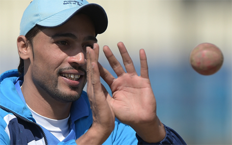 Pakistani former pacer Mohammad Aamer participates in a training session at the Army Cricket Ground in Rawalpindi on March 10, 2015.  (AFP)