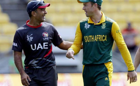 South Africa's captain AB de Villiers (right) talks with United Arab Emirates' captain Mohammad Tauqir after the coin toss before their Cricket World Cup match in Wellington March 12, 2015. (Reuters)