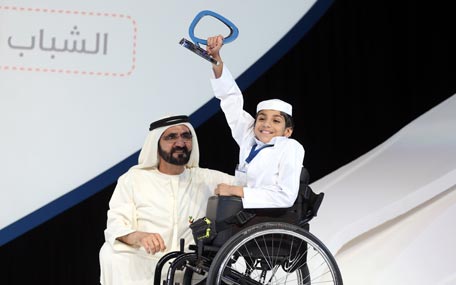 Sheikh Mohammed giving an Arab Social Media Influencers Award to one of the winners (Picture courtesy: GDMO)