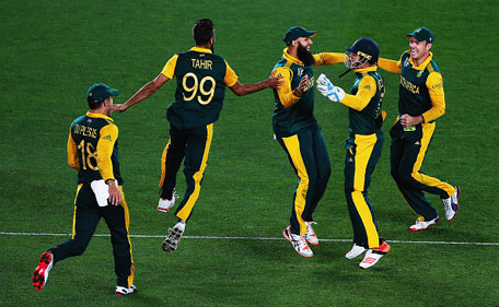Francois du Plessis, Imran Tahir, Hashim Amla, AB de Villiers and Quinton de Kock of South Africa celebrate the wicket of Martin Guptill of New Zealand during the 2015 Cricket World Cup Semi Final match between New Zealand and South Africa at Eden Park on March 24, 2015 in Auckland, New Zealand. (Getty Images)