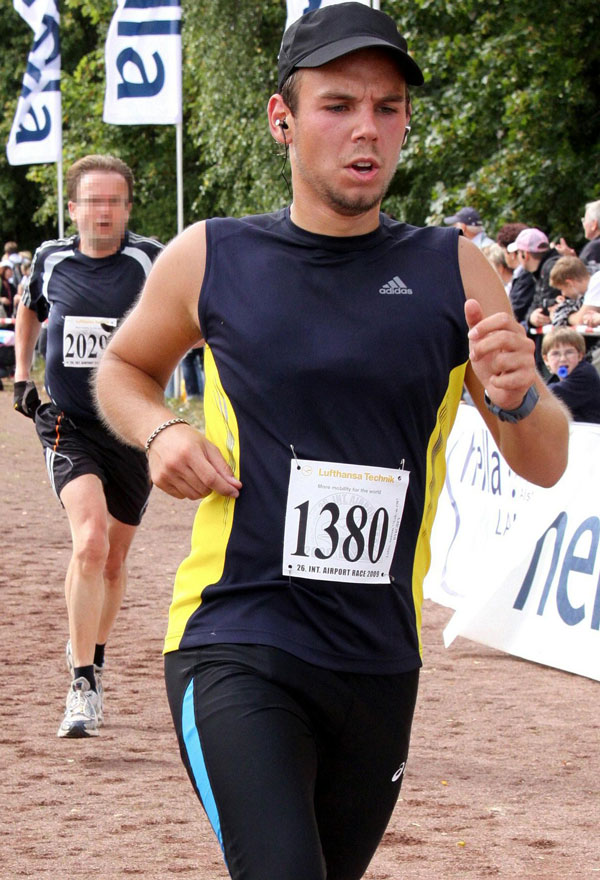 Picture released on March 27, 2015 shows co-pilot of Germanwings flight 4U9525 Andreas Lubitz taking part in the Airport Hamburg 10-mile run on September 13, 2009 in Hamburg, northern Germany (AFP PHOTO / FOTO TEAM MUELLER )