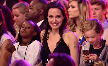(2nd from L-R) Zahara Marley Jolie-Pitt, actress Angelina Jolie and Shiloh Nouvel Jolie-Pitt in the audience during Nickelodeon's 28th Annual Kids' Choice Awards held at The Forum on March 28, 2015 in Inglewood, California. (AFP)