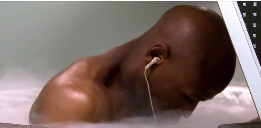 Floyd Mayweather cools off in some crazy sub-zero temperatures. (@ Twitter)