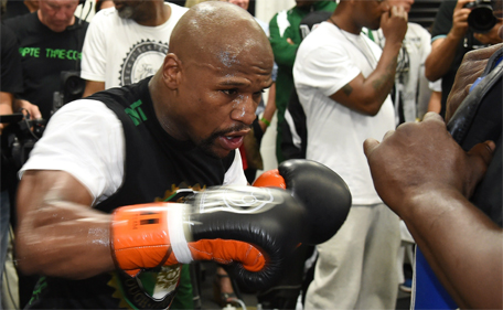 WBC/WBA welterweight champion Floyd Mayweather Jr works out at the Mayweather Boxing Club on April 14, 2015 in Las Vegas, Nevada. (AFP)