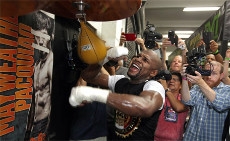 WBC/WBA welterweight champion Floyd Mayweather Jr works out at the Mayweather Boxing Club on April 14, 2015 in Las Vegas, Nevada. (AFP)