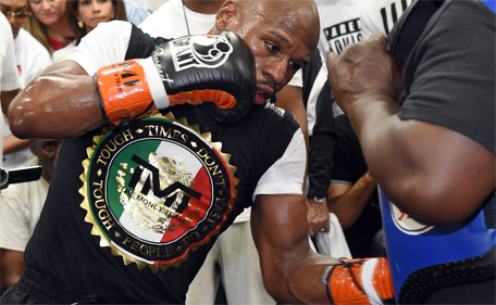 WBC/WBA welterweight champion Floyd Mayweather Jr works out at the Mayweather Boxing Club on April 14, 2015 in Las Vegas, Nevada. (AFP)