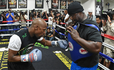 WBC/WBA welterweight champion Floyd Mayweather Jr works out at the Mayweather Boxing Club on April 14, 2015 in Las Vegas, Nevada. (AFP)