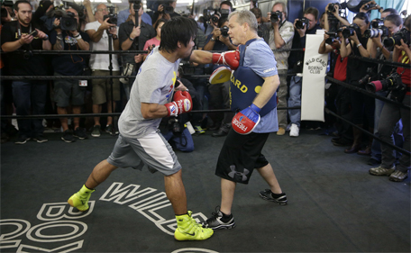 Manny Pacquiao trains with Freddie Roach during a workout Wednesday, April 15, 2015, in Los Angeles. (AP)