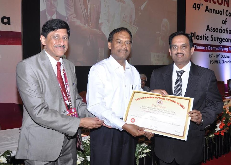 Dr B Venkata Ratnam (right) receiving the award (Supplied)