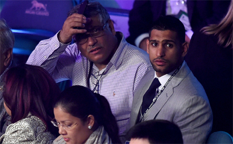 Boxer Amir Khan (right) watches the Leo Santa Cruz against Jose Cayetano featherweight bout on May 2, 2015 at MGM Grand Garden Arena in Las Vegas, Nevada.   (AFP)