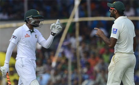 Bangladesh batsman Shakib Al Hasan (left) gets into an altercation with Pakistan bowler Wahab Riaz during the fifth day of the first cricket Test match between Bangladesh and Pakistan at The Sheikh Abu Naser Stadium in Khulna on May 2, 2015. (AFP)