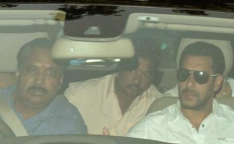Indian Bollywood film actor Salman Khan (R) arrives in a car to appear at the sessions court in Mumbai on May 6, 2015. (AFP)
