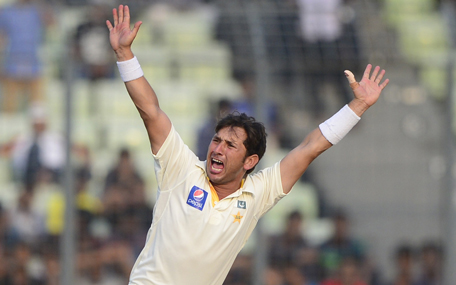 Pakistan cricketer Yasir Shah appeals unsuccessfully for leg before wicket decision against Bangladesh cricketer Imrul Kayes (L) during the third day of the second cricket Test match between Bangladesh and Pakistan at the Sher-e-Bangla National Cricket Stadium in Dhaka on May 8, 2015.  (AFP)