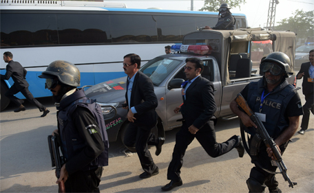 Pakistani police commandos escort a bus carrying Zimbabwe cricketers and team officials as they arrive for net practice at the Gaddafi Cricket Stadium in the Pakistan city of Lahore on May 20, 2015. (AFP)