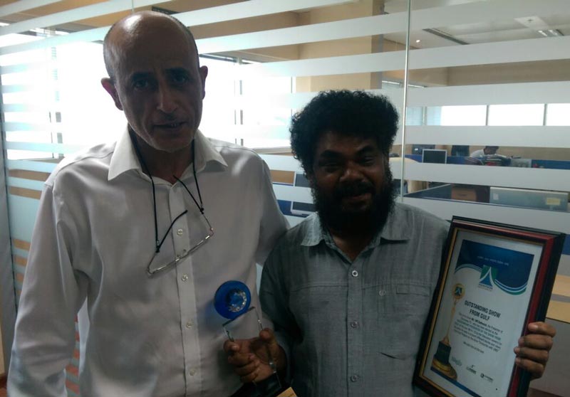 Emirates24|7 staffer V M Sathish (right) has won the Asiavision TV and Radio award for his TV talk show 'Encounters with VMS' on Darshana TV. At left is Riyad Mickdady, Editor-in-Chief of Emirates 24/7. (Supplied)