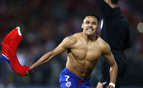 Chile's Alexis Sanchez celebrates after scoring the winning penalty kick in their Copa America 2015 final soccer match against Argentina at the National Stadium in Santiago, Chile, July 4, 2015. (Reuters)