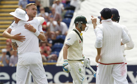 England’s Stuart Broad (second left) celebrates taking the wicket of Australia’s captain Michael Clarke (centre) during play on the fourth day of the opening Ashes cricket test match between England and Australia at The Swalec Stadium in Cardiff, Wales, on July 11, 2015. (AFP)