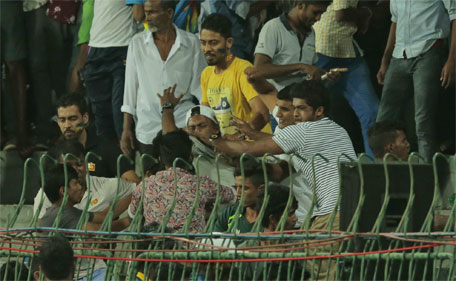 Sri Lankan spectators scuffle during the third one day international cricket match between Sri Lanka and pakistan in Colombo, Sri Lanka, Sunday, July 19, 2015.(AP)