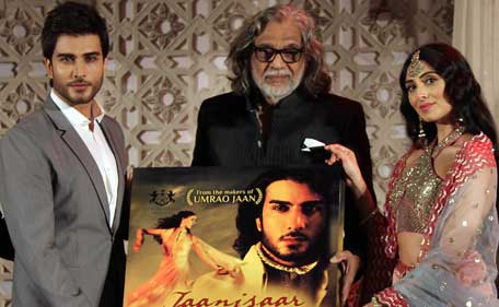 Pakistani actor Imran Abbas (L) and Indian Bollywood actress Pernia Quershi (R) pose with director Muzaffar Ali (C) during the music launch for the forthcoming Hindi film 'Jaanisaar' directed by Muzaffar Ali and produced by Meera Ali in Mumbai late July 23, 2015. (AFP)