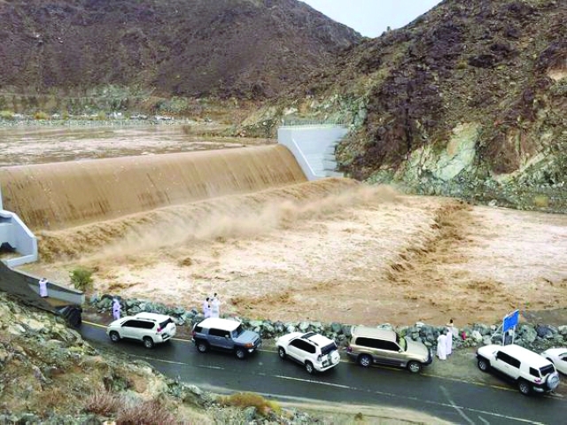 Valleys flooded in Sharjah and Ras Al Khaimah yesterday. (Al Bayan)