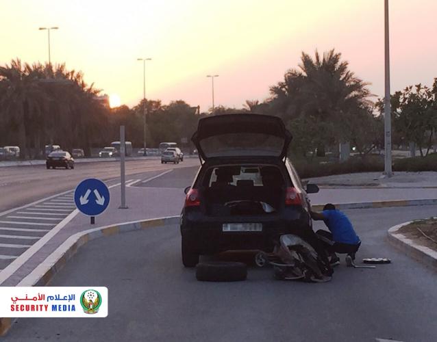 Replacing tires in the middle of the road is against safety requirements and endangers the life of the driver and of other road users. (Photo taken by the Security Media lens)