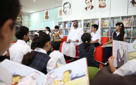 Mohammed reading his book with children (WAM)