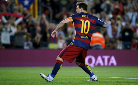 Barcelona's Lionel Messi celebrates scoring a penalty kick against Levante during their Spanish first division soccer match at Camp Nou stadium in Barcelona, Spain, September 20, 2015. (Reuters)