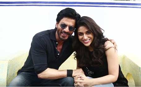 'Bhaag Johnny' actress Zoa Morani visits Shah Rukh Khan on the sets of 'Dilwale' in Hyderabad. (Supplied)