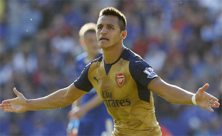 Arsenal's Alexis Sanchez celebrates scoring their fourth goal completing his hat trick during the Barclays Premier League match Leicester City v Arsenal at King Power Stadium 26/9/15. (Action Images via Reuters)