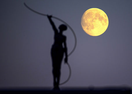A statue is seen silhouetted against the moon in Brussels, Belgium September 26, 2015. On Saturday, a perigee moon coincided with a full moon creating a "supermoon" when it passed by the earth at its closest point, local media reported. (Reuters)