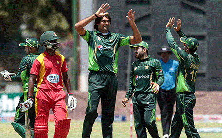Pakistan's players celebrate the wicket of Zimbabwe's batsman Richmond Mutumbami (2nd L) during the final game of a three ODI cricket matches between Zimbabwe and Pakistan at the Harare Sports Club on October 5, 2015.   AFP