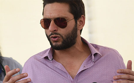 Pakistani cricketer Shahid Afridi speaks to the media in Karachi on October 5, 2015. (AFP)