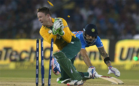 India's Virat Kohli (right) dives to reach the crease as South Africa's AB de Villiers runs him out during the second T20 cricket match between India and South Africa at The Barabati Stadium in Cuttack on October 5, 2015. (AFP)