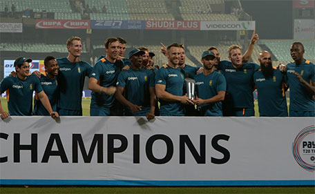 South Africa's captain Faf du Plessis (centre) poses with the trophy and teammates after the abandonment of the third T20 cricket match between India and South Africa at The Eden Gardens Stadium in Kolkata on October 8, 2015.  (AFP)